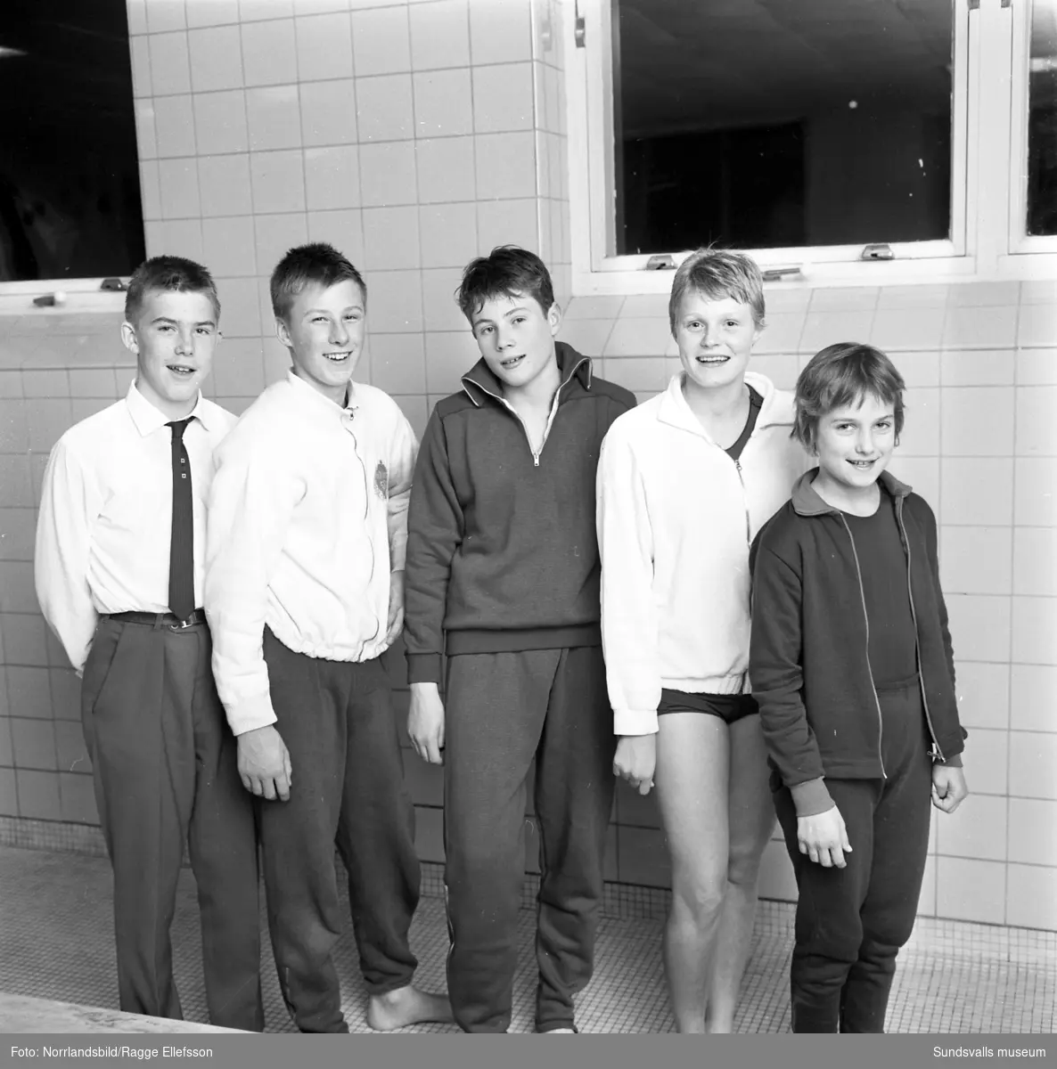 Bildserie från regionmästerskapet i Expressens Sum-Sim i Timrå Simhall. De unga simtalangerna poserar på bassängkanten.