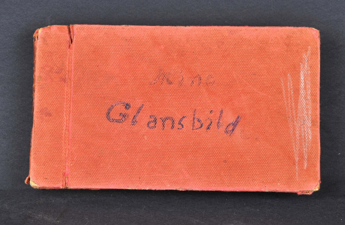 Lite fotoalbum med glansbilete lima inn på kvar side.
