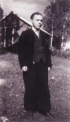 Stående portrett av østarbeideren Dimitri (etternavn ukjent)