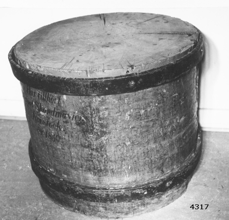 Roderstock, del därav. Cylindrisk och gråmålad. Bandad med 2 stycken järnband. Märkt med svart: "Har tillhört skeppet Skandinaviens Rorstock år 1830."
Har tillhört linjeskeppet Skandinavien, sjösatt på Karlskrona örlogsvarv 1860. Efter kassation har stocken använts såsom huggkubbe för rep och tross i tackelkammaren på örlogsvarvet.