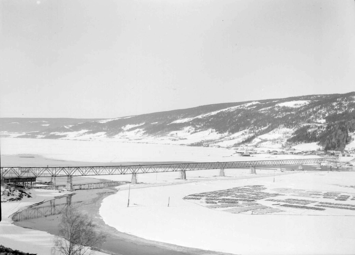 Vingnesbrua under bygging. Motiv mot Vingnes, og Lillehammer. Berget.
Tømmerfløting.