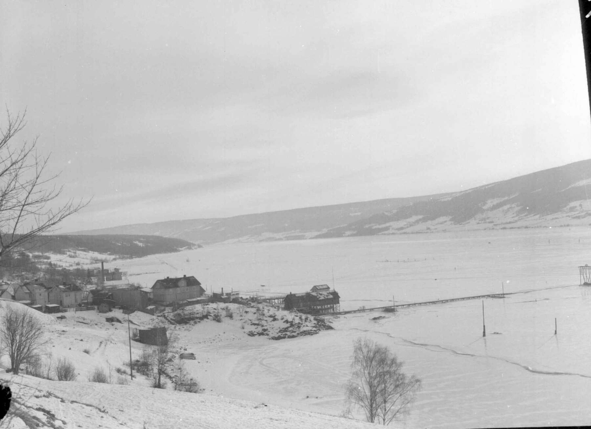 Vingnesbrua under bygging. Motiv mot Vingnes, og Lillehammer. Berget.
Tømmerfløting.