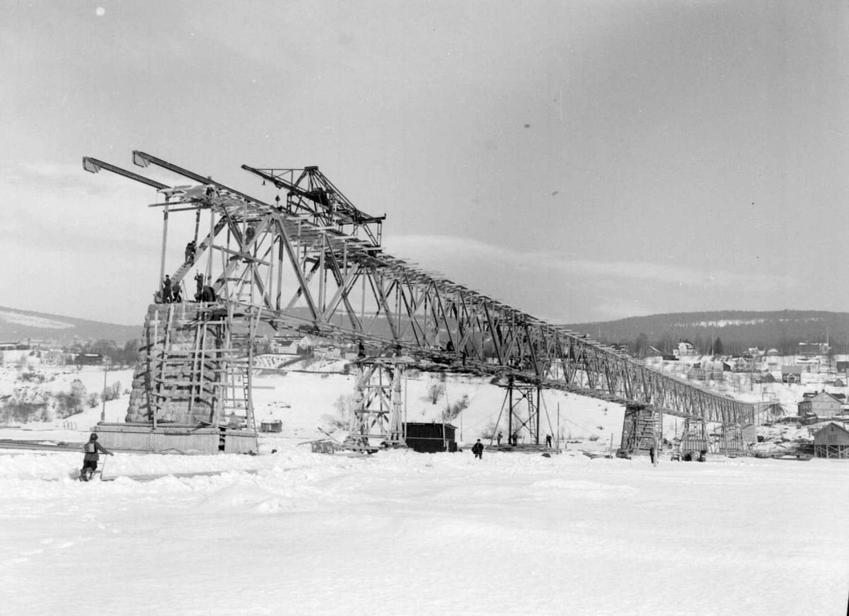 Vingnesbrua under bygging. Motiv mot Vingnes, og Lillehammer. Berget.
Tømmerfløting.