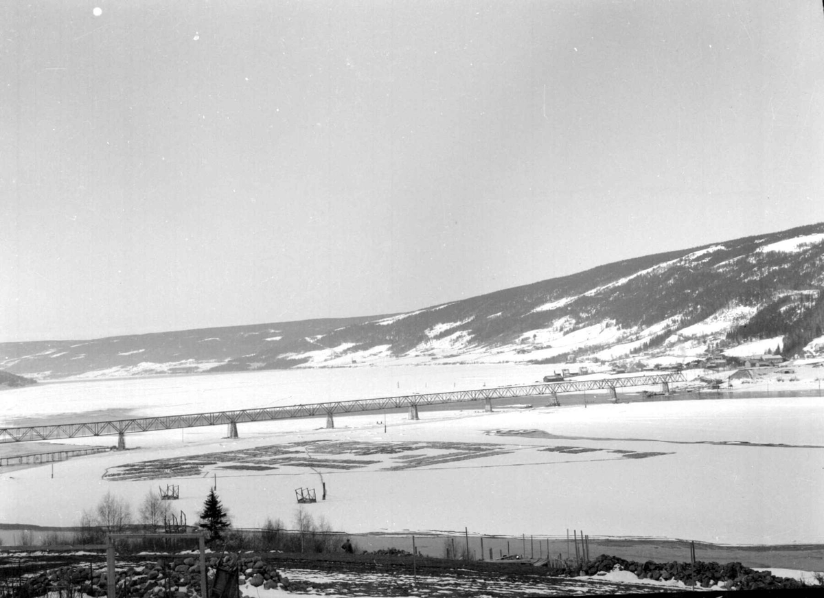 Vingnesbrua under bygging. Motiv mot Vingnes, og Lillehammer. Berget.
Tømmerfløting.