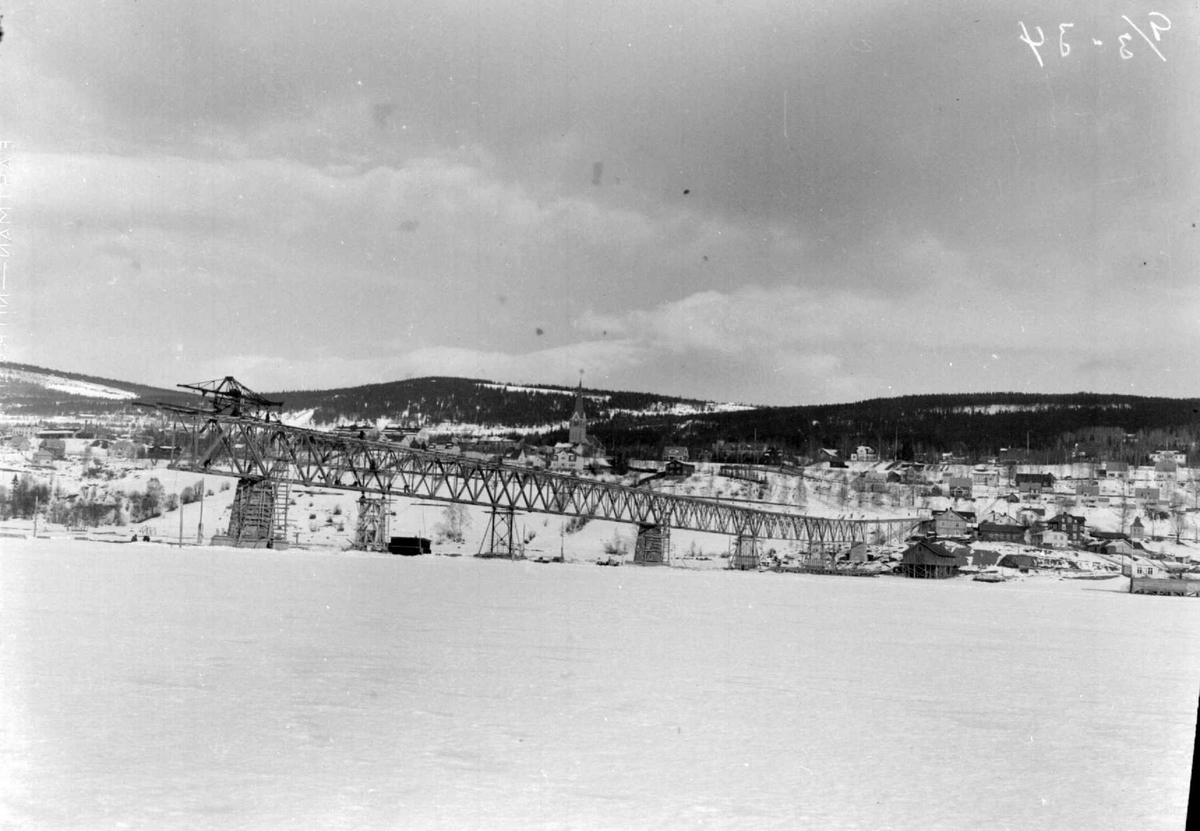 Vingnesbrua under bygging. Motiv mot Vingnes, og Lillehammer. Berget.
Tømmerfløting.