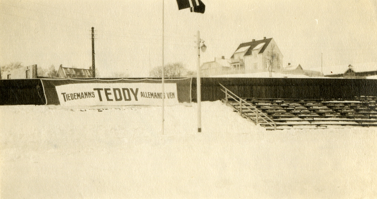 Reklame for Tiedemanns Teddy sigaretter ved idrettsplass.