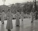 Lia Selmbert-baletten uppträder i Kungsträdgården i Stockholm, Nordiska Kompaniet. Modeller i badrockar.