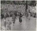 Uppträdande i Kungsträdgården i Stockholm, Nordiska Kompaniet. Operabaletten visar strandkläder.