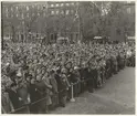 Stor publik följer visning av tonårsmode i Kungsträdgården i Stockholm, Nordiska Kompaniet.