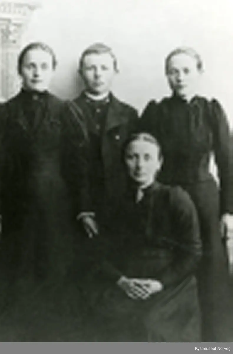 Agnes Margrete Henriksen Gjertsen med barna Fredrikke, Nils Rasmus og Gjertrud Olava Gjertsen