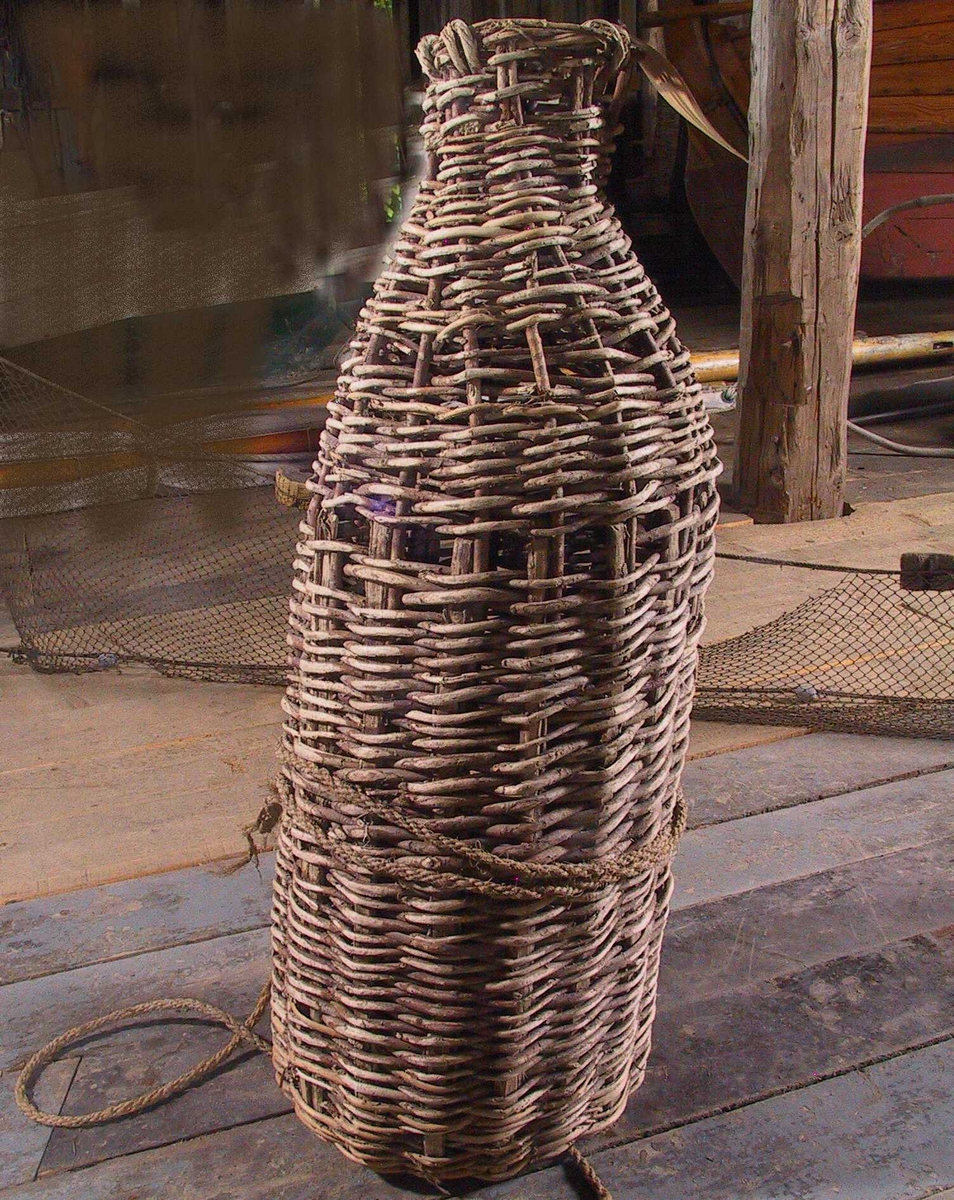 Åleteine, kurvflettet arbeid  Flaskeformet.  Ruse eller teine   flettet  av   pilekvister,   til ålefiske på sjøbunnen.  Brukt av siste eier fisker Nils Terjesen, Homborsund, til sin død  1967. alder uviss, meget gamle og av gammel type.  

Tilst. 1968: Noe løs grunnet tørke, et par mindre hull i  fletningen,  spesielt på "skuldrene".   Grastau  knyttet fast til nedre del.