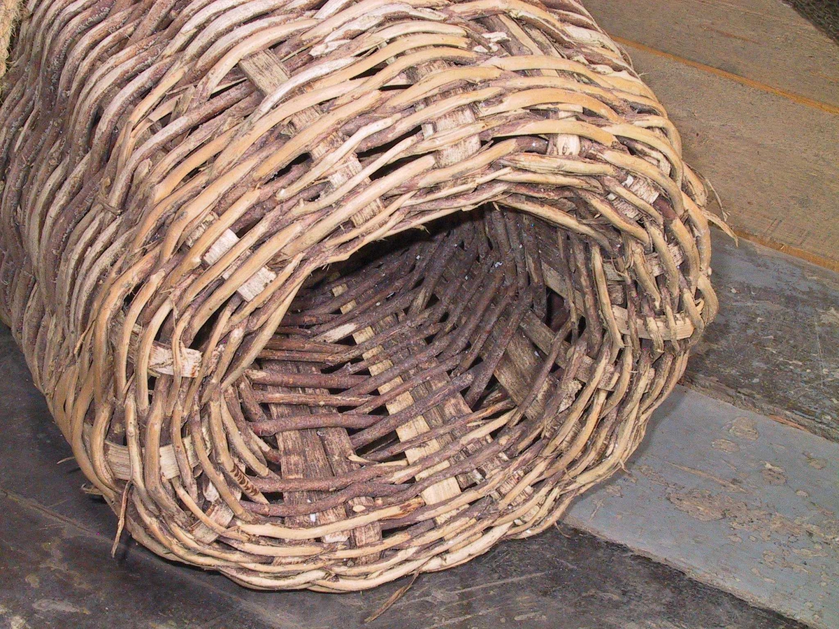 Åleteine, kurvflettet arbeid  Flaskeformet.  Ruse eller teine   flettet  av   pilekvister,   til ålefiske på sjøbunnen.  Brukt av siste eier fisker Nils Terjesen, Homborsund, til sin død  1967. alder uviss, meget gamle og av gammel type.  

Tilst. 1968: Noe løs grunnet tørke, et par mindre hull i  fletningen,  spesielt på "skuldrene".   Grastau  knyttet fast til nedre del.