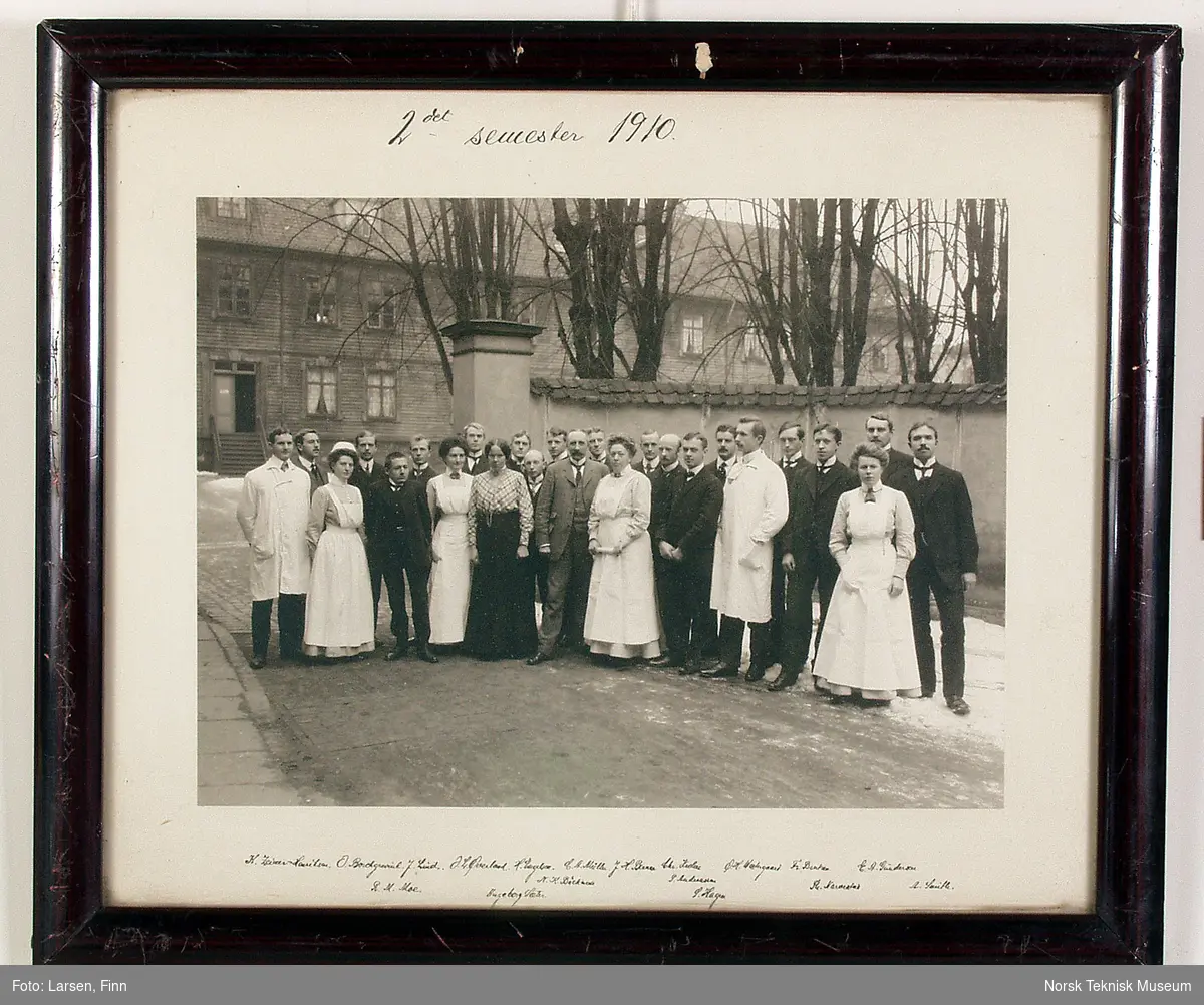 Medisinerkullet 1910-II med leger og jordmødre foran Fødselsstiftelsen i Kristiania.