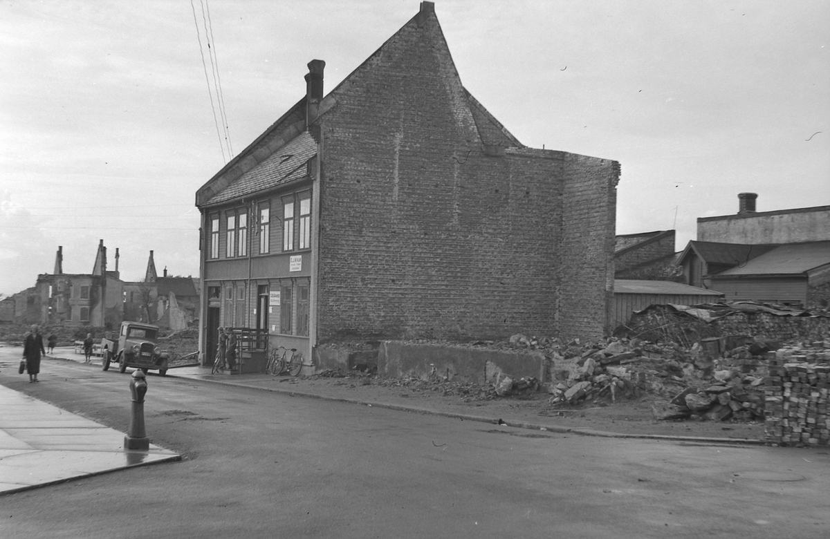 Hus som står mellom ruinene etter bombing 1940 (kopi)