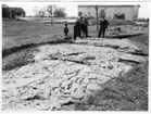 Geologiska formationer i berget vid Mariero Vänersborg.  I mitten läroverksadjunkt Josef Sjögren