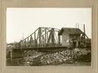 Gropbron, Vänersborg.
Foto ca 1925.

Bron på bilden stod klar 1912, och var i bruk fram till 1966, då den ersattes av nuvarande [2012] klaffbro.