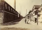 Vänersborg, Sundsgatan. 
Carlbergska garveriet till vänster, vilket övertogs av A.F. Carlssons skofabrik 1918.