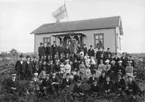 Ordensmedlemmar i IOGT-logen Mejginjard fotograferade framför logelokalen vid Båberg i Vassända-Naglum.