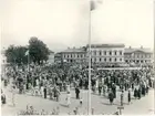 Uppställning på torget i Vänersborg inför öppnandet av jubileumsutställningen 21 juni 1944.