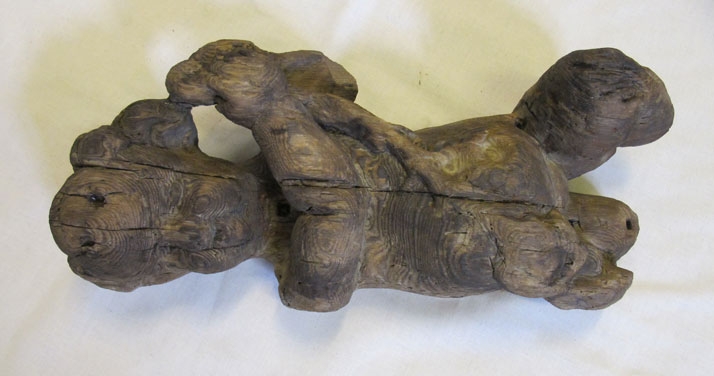 Puttofigur funnen i strandkanten vid Tuna säteri, Djursholm, Uppland. Kommer sannolikt  från det vrak som ligger utanför, troligen från 1600-talet.