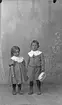 Två syskon (troligtvis) hos fotografen