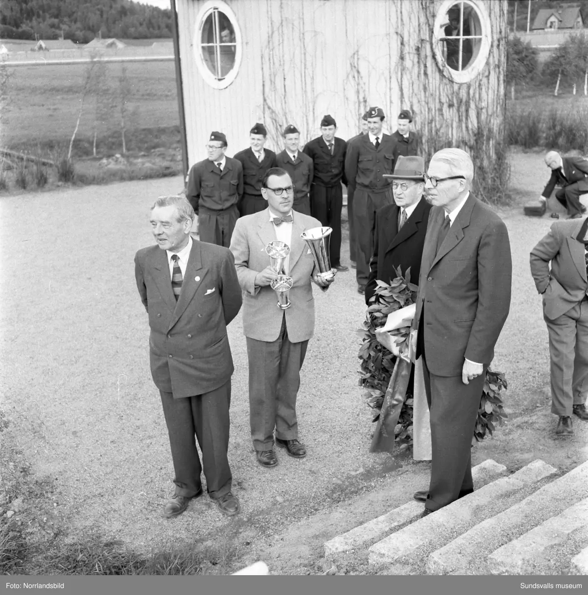 Travtävlingar på Bergsåker med kallblodslandskamp Sverige-Norge.
Bild 1 & 2: Steggbest och Eilif Schou hyllas efter segern av Norska Travsällskapets ordförande Karl Henriksen och Bergsåkers ordförande Gösta Bergengren. 
Bild 3: Steggbest i ledningen med Gilldor utvändigt och Urdsönn i rygg.
Bild 4: Bland andra Karl Henriksen, Gösta Bergengren och Christian Günther.
Bild 5: Från innerspår Steggbest, Gilldor (7), Urdsönn (2) och Stolt (9).
Bild 6: Grans Terna, Urdsönn, Steggbest, Spikla, Gilldor, Runsy, Stolt och Bessan defilerar.