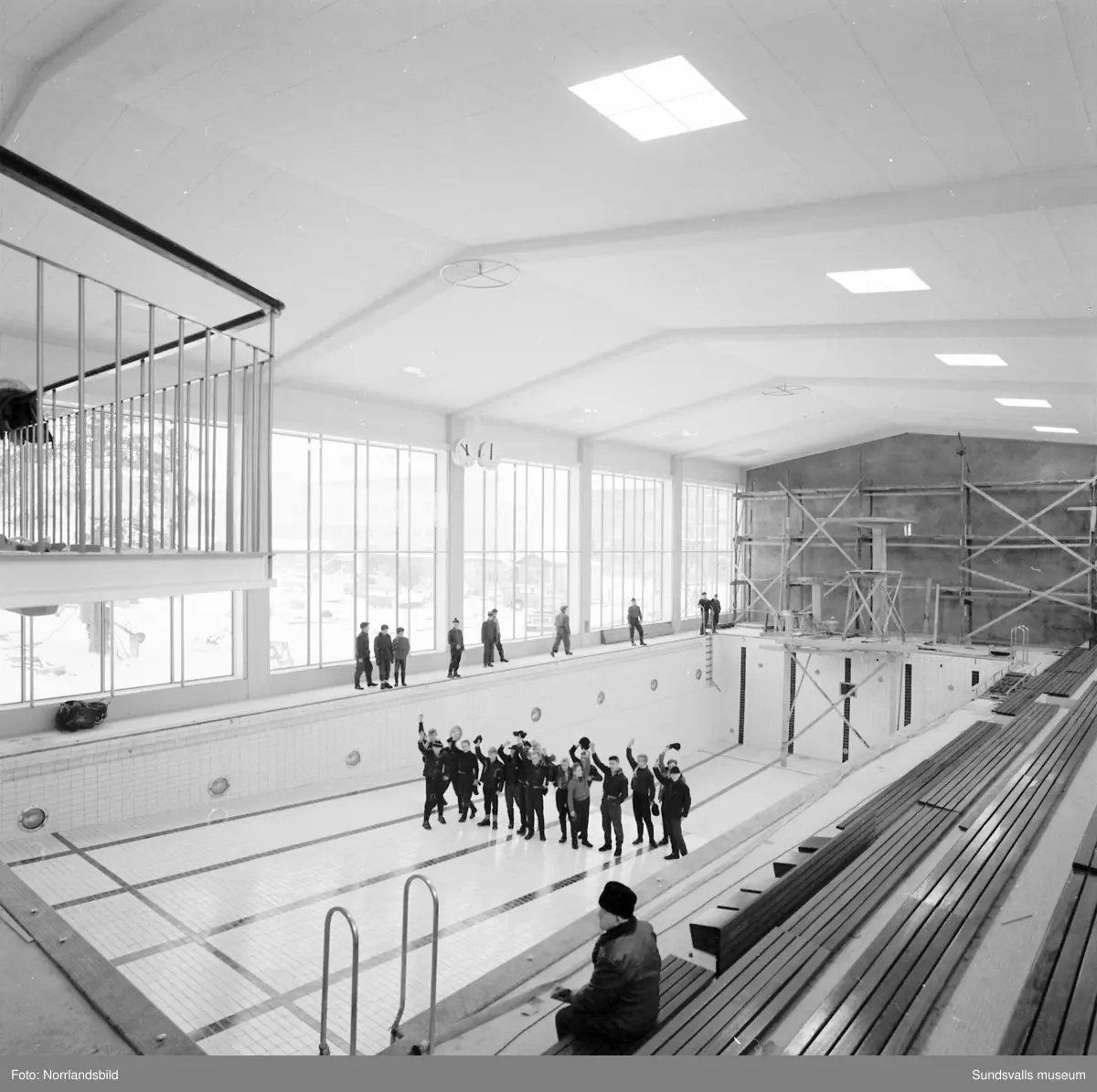 Timrå badhus under byggtiden. Interiörbilder från simhallen, omklädningsrum, kafé och frisörsalonger.