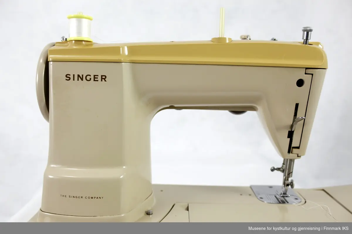 Symaskinen modell 432 G fra Singer presenterer seg som komplekst objekt med mye tilbehør og er veldig godt vedlikeholdt. Objektet ble åpenbart verdsatt og brukt i flere år. I tillegg til maskinen finnes det det originale bruksanvisningen, strømkabel med fotpedal i en rød plastveske og oppbevaringsrommet i maskinplaten er fylt med blant annet spoler, forskjellige verktøy og ulike presserføtter.
Denne modellen fra 400-byggeserien gjelder som en veldig innovativ og stabil maskin som tilhører overklassen. Nålen arbeider for eksempel ikke loddrett men litt på skrå for å gi bedre sikt på det som sys og det kan sys med to nåler samtidig!
Maskinen er beskyttet av et lokk med håndtak som festes med to hengsler ved maskinens underdel. Selve symaskinen har en maskinplate med oppklappbart bord som kan festes ved underdelen og løses av ved å trykke på en utløser-knapp. Maskinen har to snellestifter på øvresiden der garnsneller kan settes på. Svinghjulet på høre siden er todelt. Spolen kan skiftes ved å åpne lokket på den sølvfargede stingplaten.
Med regulatorarmen på høyre siden innstilles det antall sting per tomme (vestre skala) eller antall millimeter per sting (høyre skala). Regulatoren helt til vestre på fronten innstiller bredden på sømmen. I midten er det to låseknotter og til høyre er det en nålstillingsregulator.