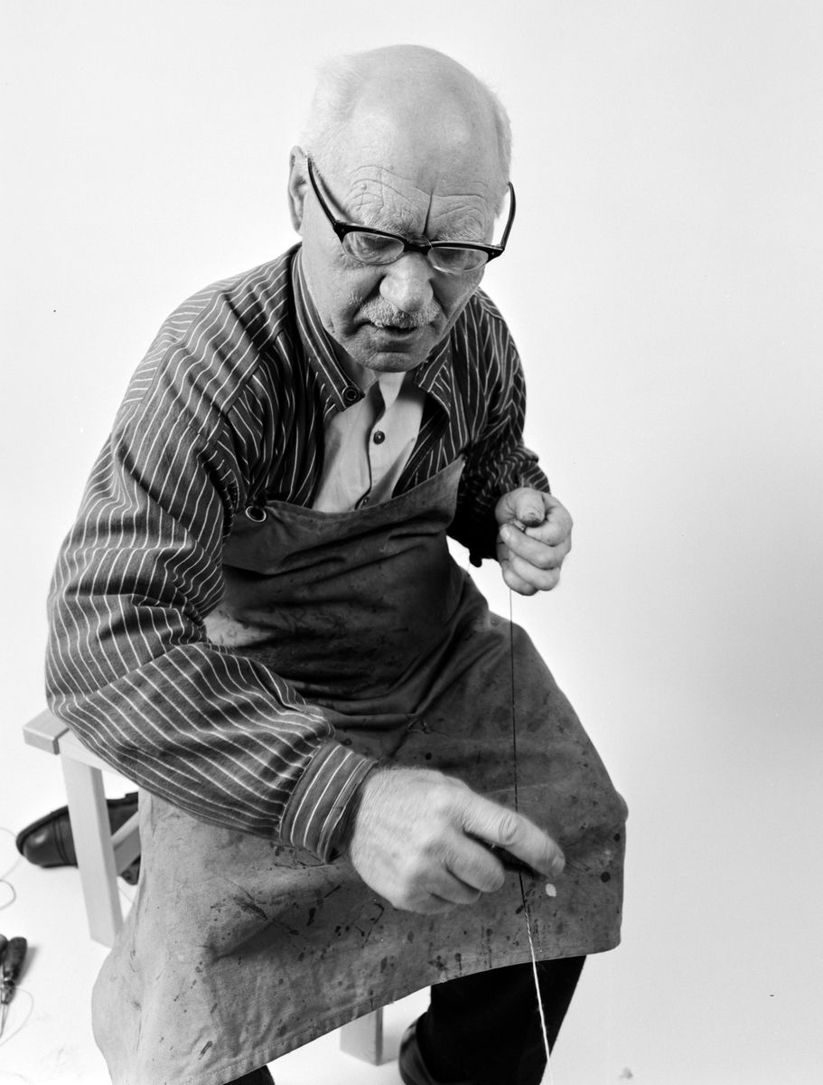 Hamar, Domkirkeodden, skomaker reparerer en sko med bektrå, 