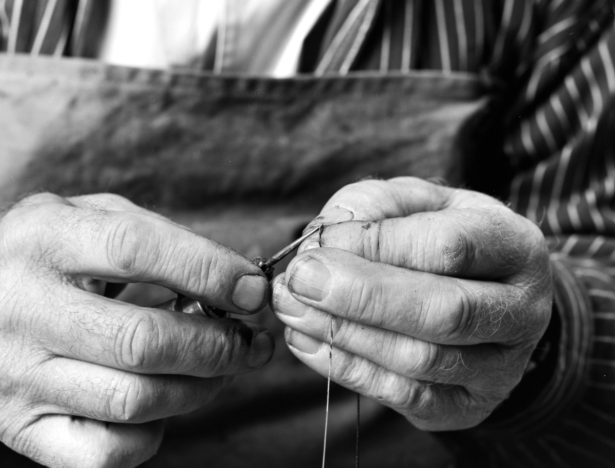 Hamar, Domkirkeodden, skomaker reparerer en sko med bektrå, 