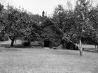 Västra Tunhem sn. Västra Tunhems prästgård,  Bryggghus och f.h. vinkast fr. V. Foto: N.I.S. 1948, Vänersborgs Museum.