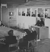 Interiör av luftförsvarscentral i Norrköping, år 1951. Med luftförsvarslottor, luftbevakningsledare med flera.