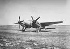 Flygplan J 30 Mosquito på ett flygfält, vintertid.