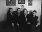 Familj i hemmamiljö, sannolikt Uppsala, april 1933