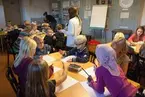 Vänersborgs museums pedagog Jennie Ardin har besök av en skolklass från Rånnumskolan.