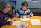 Vänersborgs museums pedagog Jennie Ardin har besök av en skolklass från Rånnumskolan.