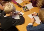 Vänersborgs museums pedagog Jennie Ardin har besök av en skolklass från Rånnumskolan.