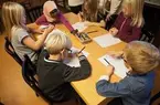 Vänersborgs museums pedagog Jennie Ardin har besök av en skolklass från Rånnumskolan.