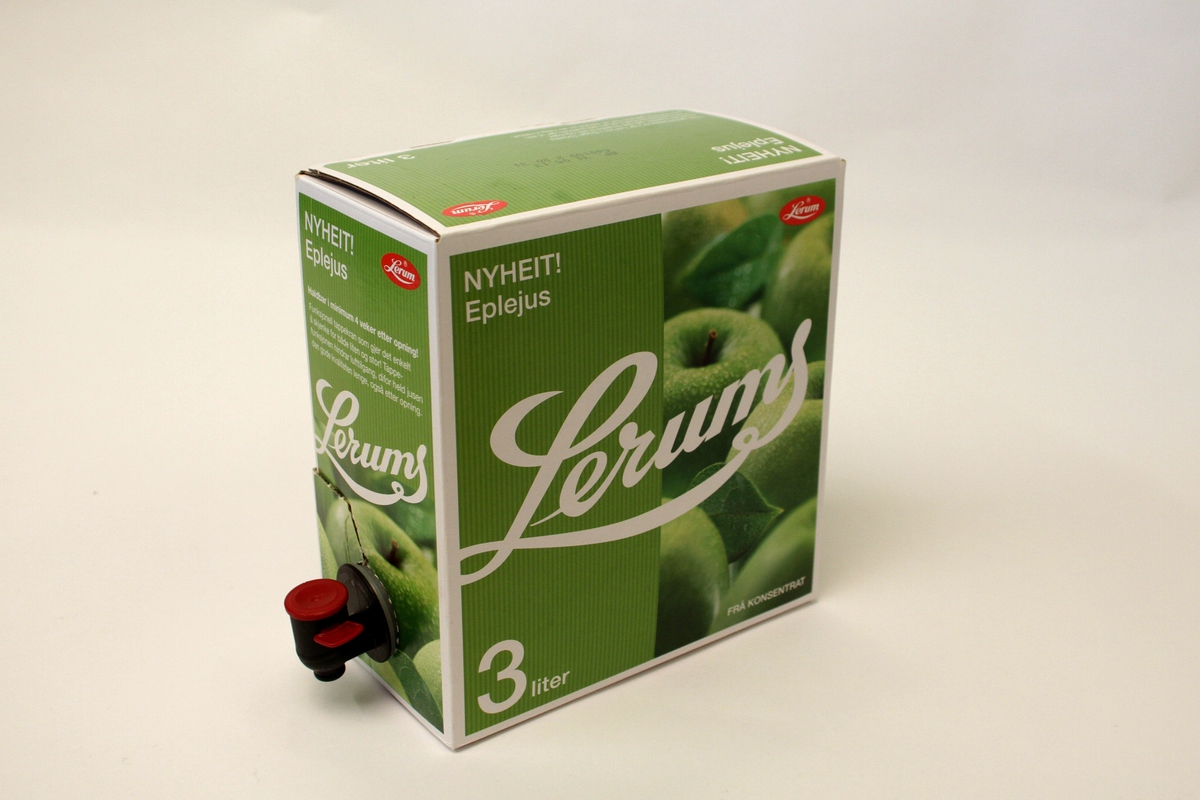 Kartongen er illustrert på tre sider, to langsider og ei kortside, med fotografi av grøne, duggfriske epler. Elles er det farga bakgrunn, stripa med ei veksling mellom lys og mørk grøn. Lerum-logoen pregar kartongen i kvit skrift.