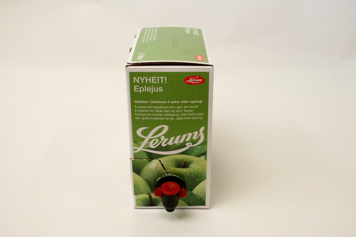 Kartongen er illustrert på tre sider, to langsider og ei kortside, med fotografi av grøne, duggfriske epler. Elles er det farga bakgrunn, stripa med ei veksling mellom lys og mørk grøn. Lerum-logoen pregar kartongen i kvit skrift.