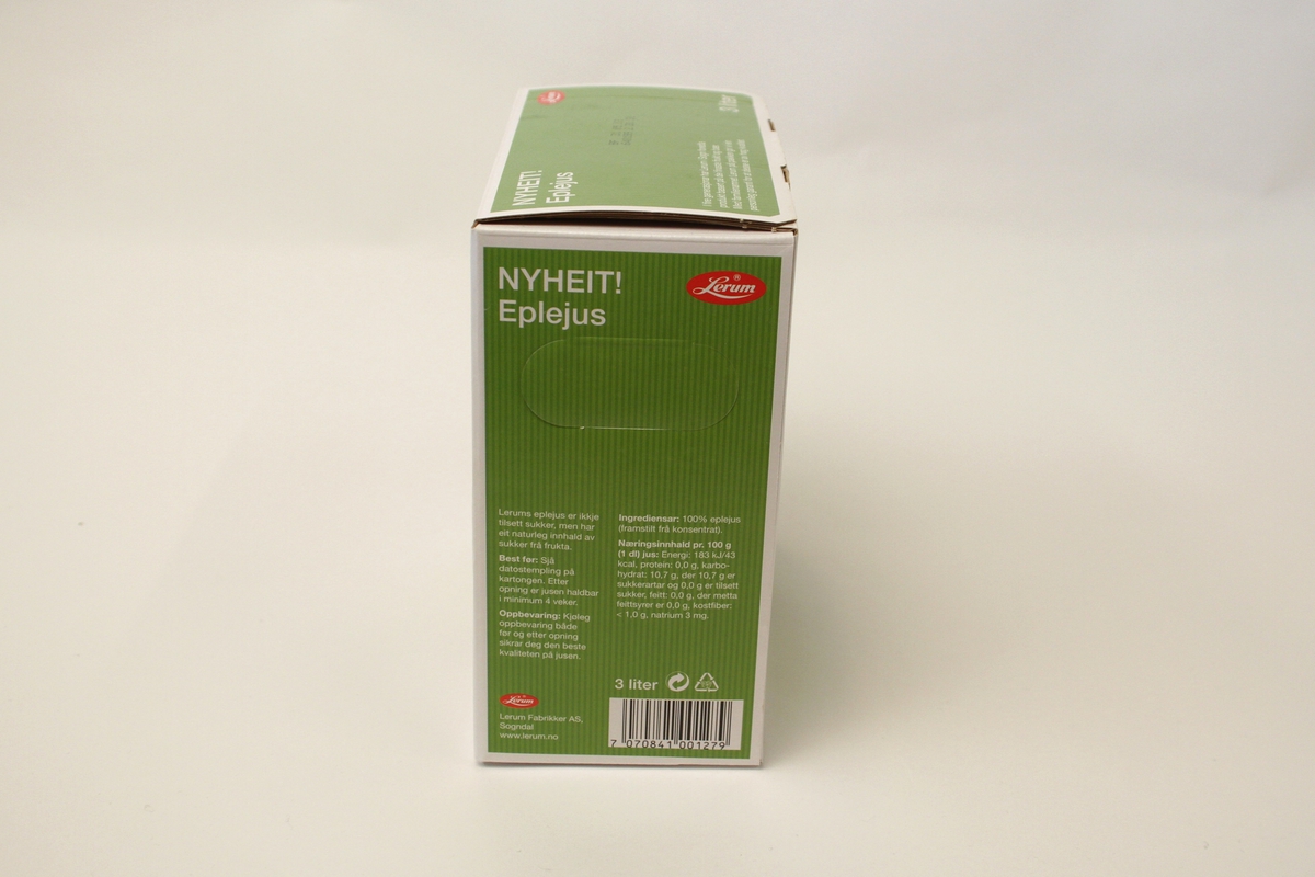 Kartongen er illustrert på tre sider, to langsider og ei kortside, med fotografi av grøne, duggfriske epler. Elles er det farga bakgrunn, stripa med ei veksling mellom lys og mørk grøn. Lerum-logoen pregar kartongen i kvit skrift.