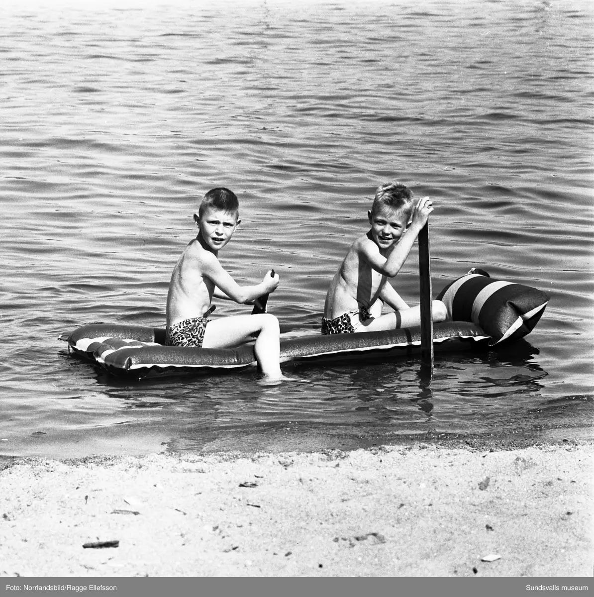 Turister och sommarlediga Sundsvallsbor vid badplatsen i Fläsian.