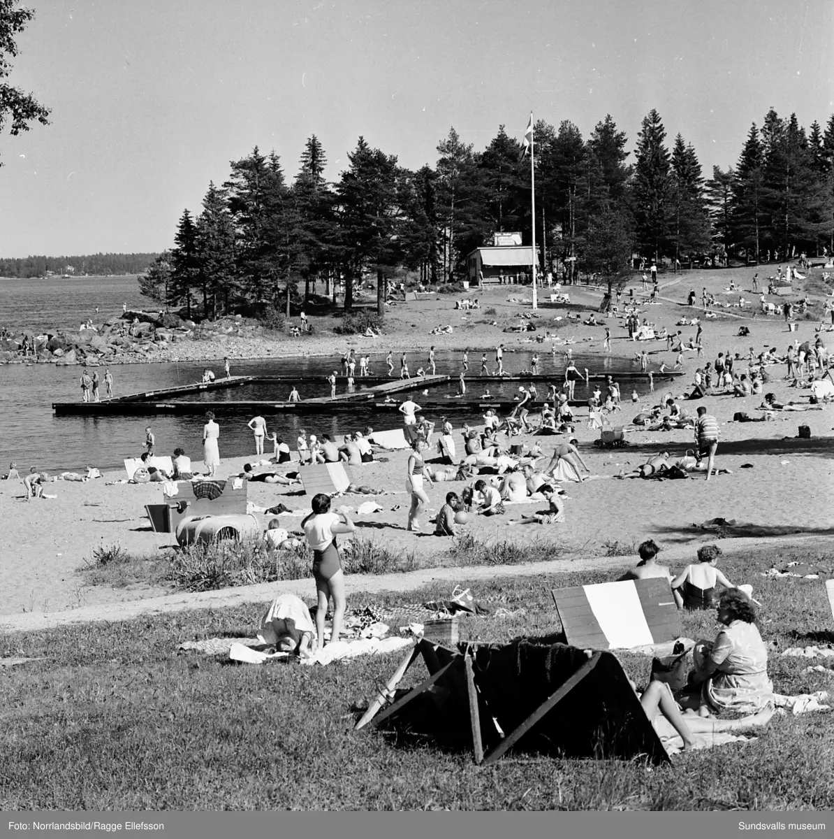 Turister och sommarlediga Sundsvallsbor vid badplatsen i Fläsian.