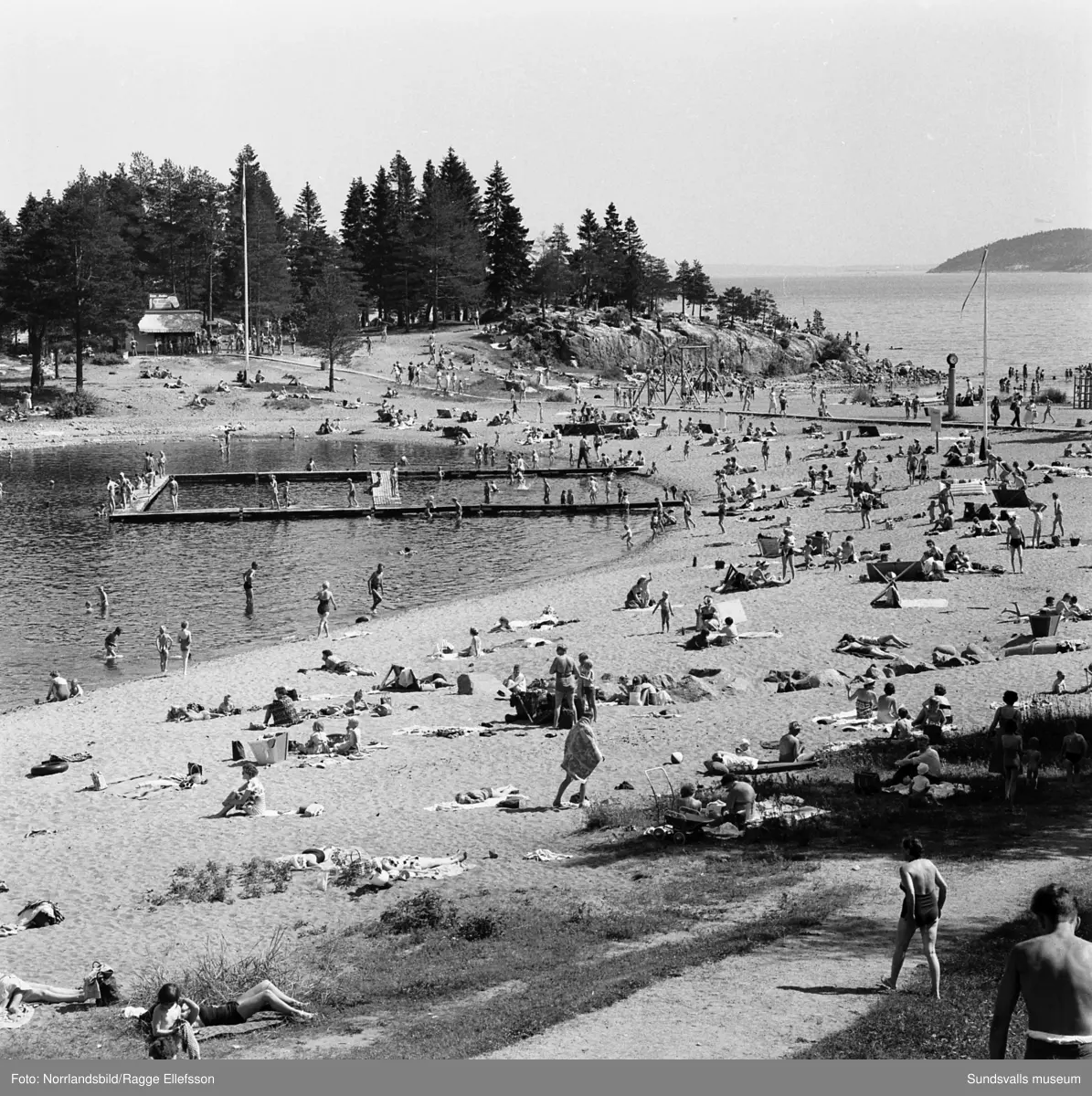 Turister och sommarlediga Sundsvallsbor vid badplatsen i Fläsian.