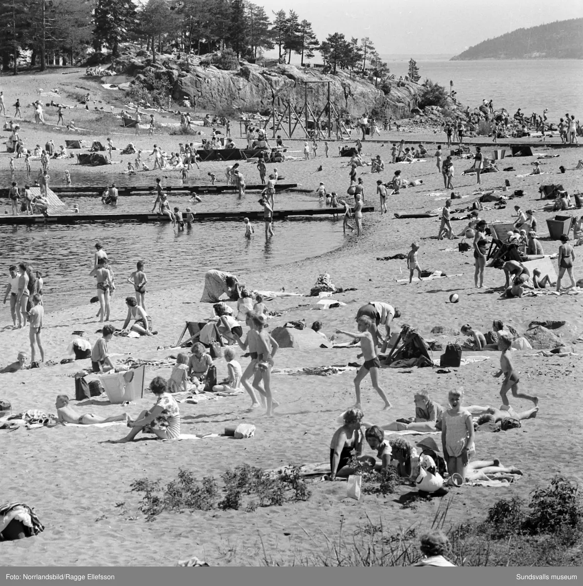 Turister och sommarlediga Sundsvallsbor vid badplatsen i Fläsian.