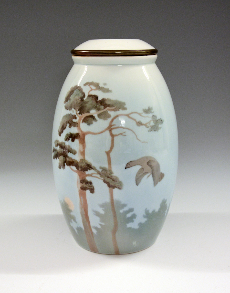 Vase av porselen. Underglasurdekor.
Modell 1723.
Dekornr. 120 Furu og røi tegnet av Halfdan Gran.
Ustemplet.
Gjort om til lampefot.