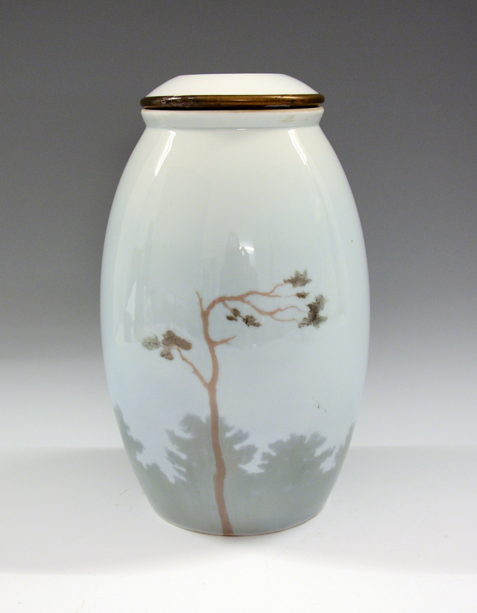 Vase av porselen. Underglasurdekor.
Modell 1723.
Dekornr. 120 Furu og røi tegnet av Halfdan Gran.
Ustemplet.
Gjort om til lampefot.