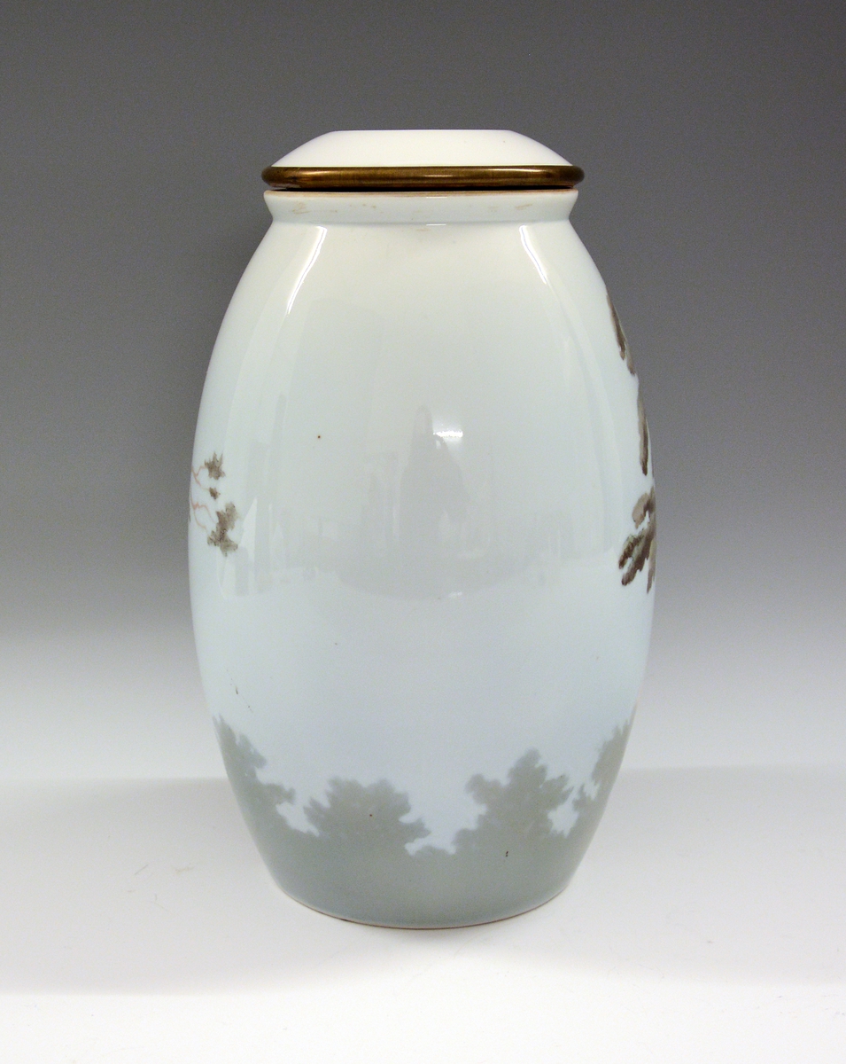 Vase av porselen. Underglasurdekor.
Modell 1723.
Dekornr. 120 Furu og røi tegnet av Halfdan Gran.
Ustemplet.
Gjort om til lampefot.