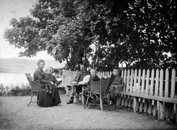 Grefsheim gård, Nes Hedmark. Familien Mellbye i hagen, hagem