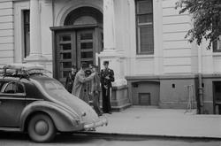 Utenfor Britannia Hotel under kapitulasjonen mai 1945.